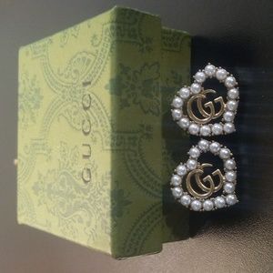 WOMEN'S GUCCI GOLD TONE FAUX PEARL GG HEARTS EARRINGS